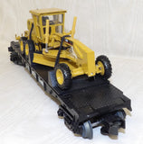 #30-7673 1/48 Rail King Flatcar with 1/50 Caterpillar Motor Grader, O Gauge