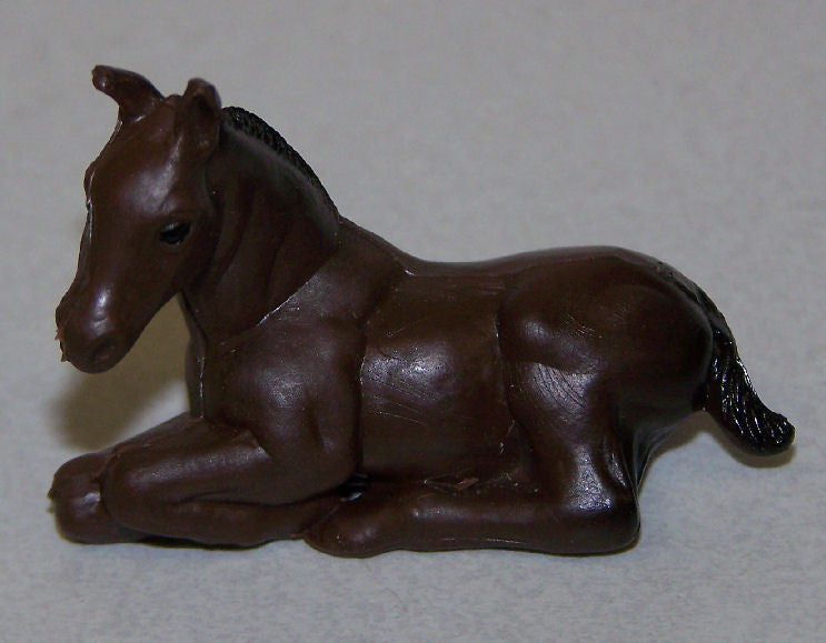 #12818B 1/32 Quarter Horse Foal Laying