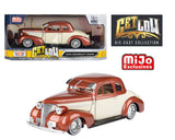 #79028BG 1/24 Get Low Two-Tone Beige 1939 Chevrolet Coupe Low Rider